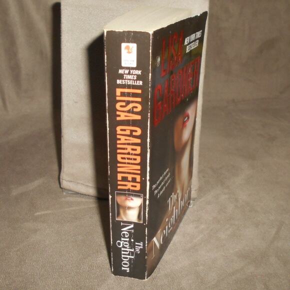 The Neighbor by Lisa Gardner Paperback 2010 Detective D.D. Warren #3 - Picture 2 of 7